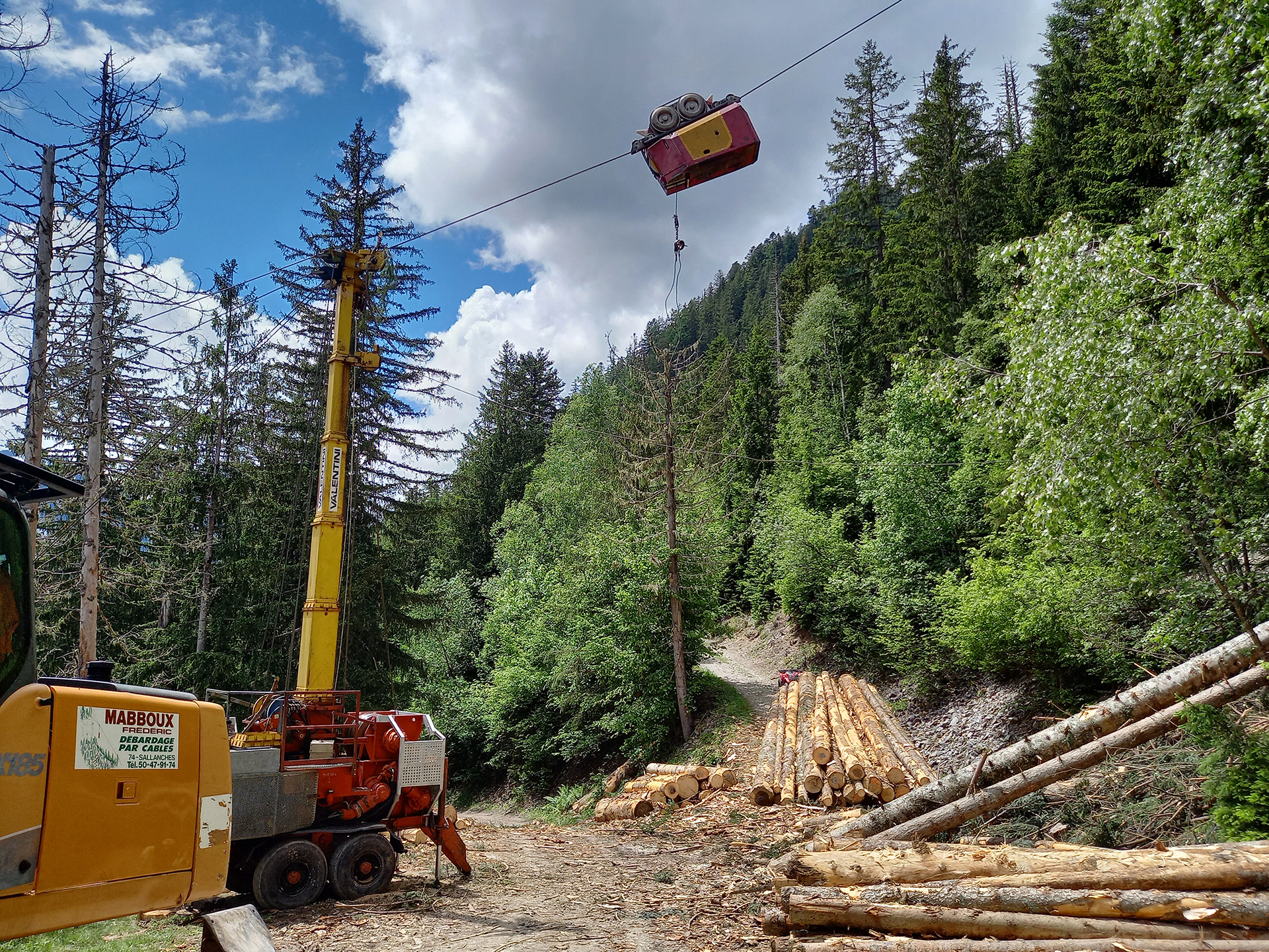 Coupe de bois par câble mât sur le secteur de la Norvège à Chamonix-Mont-Blanc.