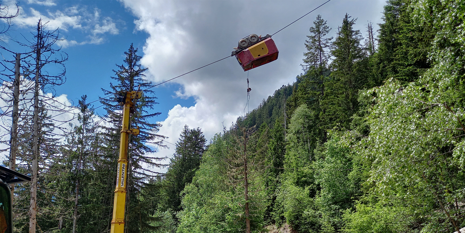 Coupe de bois par câble mât sur le secteur de la Norvège à Chamonix-Mont-Blanc.
