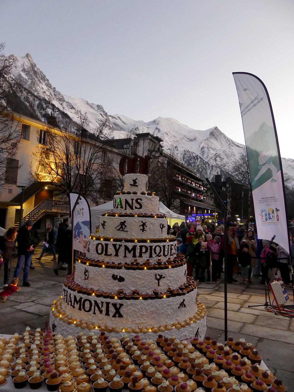 Partage du gâteau d'anniversaire géant et célébration du 100e anniversaire du lancement des JO d'hiver de 1924.