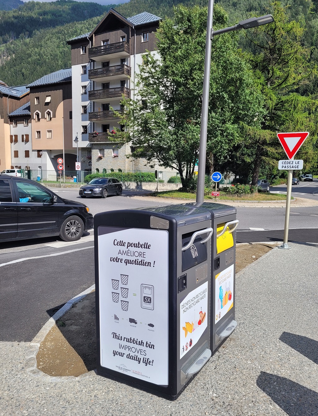 Quatre nouvelles poubelles de tri compactrices mises en place à Chamonix-Mont-Blanc