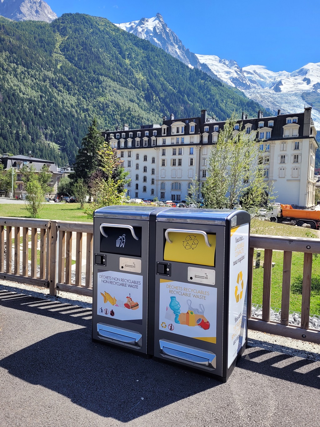 Quatre nouvelles poubelles de tri compactrices mises en place à Chamonix-Mont-Blanc